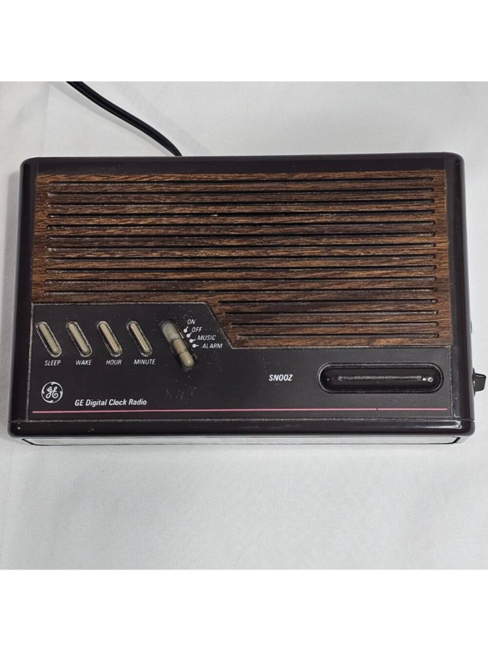 Vintage GE Digital Clock Radio AM/FM With Woodgrain Finish & Snooze Function - Picture 2 of 11